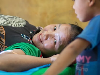 Iso, de 34 años, tiene seis hijos y, junto a su marido, ha decidido que ya no quiere tener más. En el hospital de distrito de Namor, al norte de Laos, le colocan en el brazo un implante anticonceptivo para los próximos tres años.