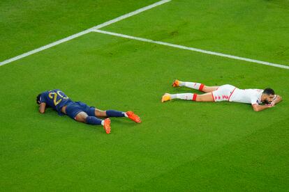 Kingsley Coman, izquierda, y Yassine Meriah tumbados en el suelo después de disputar un balón. 