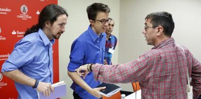 Juan Carlos Monedero, a la derecha, en un acto con Pablo Iglesias e Íñigo Errejón.