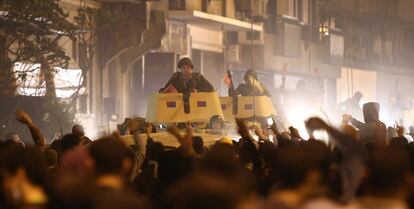 Los tanques avanzan sobre las calles de El Cairo, cerca de la sede de la televisión nacional.