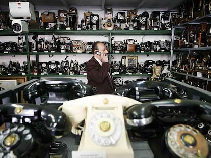 José Antonio Rodríguez, en su museo del teléfono antiguo de la calle de Arganzuela.