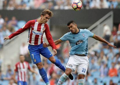 El delantero francés del Atlético de Madrid Antoine Griezmann remata de cabeza ante el defensa argentino Gustavo Cabral para marcar el segundo gol al Celta.