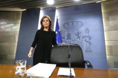 La vicepresidenta del Gobierno, Soraya Senz de Santamara, llega a la rueda de prensa tras la reunin hoy del Consejo de Ministros.