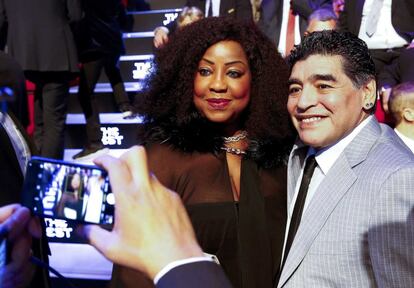 Diego Armando Maradona posa junto a Fatma Samoura, secretaria general de la FIFA.