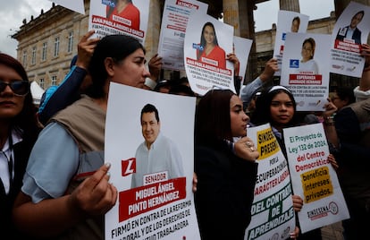 Protestas frente al Congreso de la República en Bogotá, Colombia.