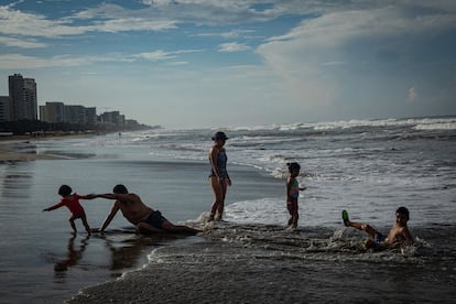 Turistas nadan en la playa Revolcadero de Acapulco, el 9 de agosto de 2020.
