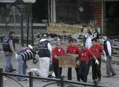 Un equipo de rescate retira uno de los cuerpos del lugar del atentado de Ankara.