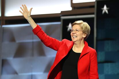 Elizabeth Warren, Oklahoma City (1949) 
Veterana senadora por Massachusetts y antigua profesora de Harvard, Warren es una de la figuras más populares y más progresistas del Partido Demócrata. Junto a Kamala Harris, es la candidata con más posibilidades de poner entre las cuerdas a Beto O’Rourke y a Bernie Sanders.
Warren es conocida por sus críticas al capitalismo salvaje y por su defensa de la languideciente clase media estadounidense. Nacida en Oklahoma en el seno de una familia de clase trabajadora, las penurias económicas que sufrió en su infancia y en su juventud (tuvo que comenzar a trabajar a los nueve años ayudando a su vecina a cuidar de su bebé enfermo) no impidieron que fuera a la universidad, que después estudiara derecho público y que su conocimiento académico sobre las causas de la quiebra económica en las familias estadounidenses la convirtiera en profesora de Harvard. De ahí que una de las principales promesas electorales de su campaña pase por remozar el maltrecho ascensor social estadounidense. “En mi vida he disfrutado del tipo de oportunidades que ofrece un gobierno que invierte un poco en sus hijos y que intenta mantener el campo de juego abierto al nivel de personas como mi familia", confesaba a David Leonhardt en The New York Times.
Elizabeth Warrren quiere subir los impuestos a los hogares con un patrimonio neto por encima de los 50 millones de dólares, reducir la desigualdad salarial, poner trabas a las fusiones de grandes corporaciones y a los monopolios formados por empresas tecnológicas como Facebook, e introducir a representantes en la junta directiva de las empresas para acabar con la “dictadura” de los intereses de los accionistas.
Si saliera elegida, tendría que enfrentarse a Donald Trump, quien la apodó "Fake Pocahontas" después de que Elizabeth afirmara que tenía raíces cheroquis. Trump la acusó de mentir para obtener rédito político y la desafió a que se hiciera una prueba de ADN a cambio de donar un millón de dólares a la caridad. Warren publicó la prueba en The Boston Globe para despejar dudas y, cuando le pidió a Trump a través de un tuit que cumpliera su promesa, éste, con su habitual displicencia, contestó que nunca había dicho tal cosa.