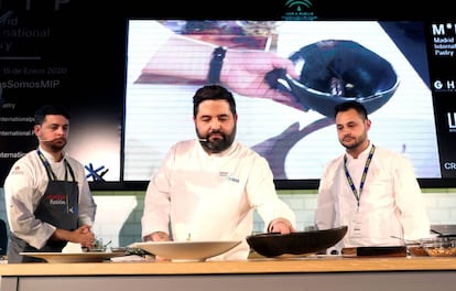 Los chefs Rafael Bedoya, Juanlu Fernández, y Pedro Queijo en la feria gastronómica Madrid Fusión 2020.