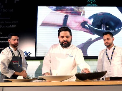 Los chefs Rafael Bedoya, Juanlu Fernández, y Pedro Queijo en la feria gastronómica Madrid Fusión 2020.