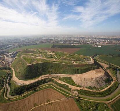 En Tel Aviv (Israel), una capa de más de 25 millones de toneladas de basura cubría por completo la montaña Hiriya (en la imagen) y entorpecía la vista. Para detener su expansión y recuperar los terrenos adyacentes, un estudio de arquitectura se propuso crear una zona verde de 800 hectáreas que se integraría en el ya existente parque Ayalon (nombre del río que surca la ciudad israelí). El nuevo espacio se bautizó como Parque Ariel Sharon. Inaugurado en 2014, alberga un anfiteatro con capacidad para 50.000 personas, rutas para practicar senderismo y ciclismo, campos de atletismo y humedales que, mediante una capa de bioplástico, están protegidos del contacto con el suelo contaminado. El proyecto, que se dará por finalizado en 2020, fue premiado por el Centro Europeo de Arquitectura en la categoría arquitectura del paisaje.