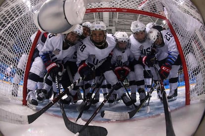 Jugadoras estadounidenses se preparan para el inicio del partido de hockey sobre hielo femenino contra Finlandia, el 11 de febrero de 2018.