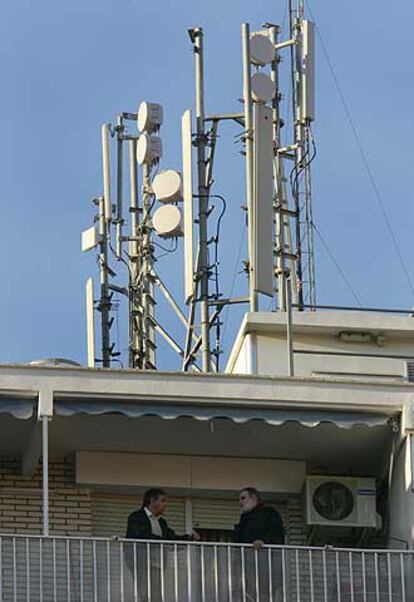 Edificio de Móstoles (Madrid) con antenas de telefonía móvil.