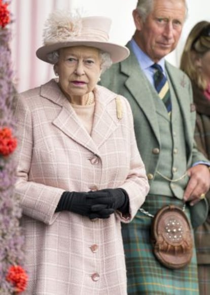 La reina Isabel, con su hijo Carlos.