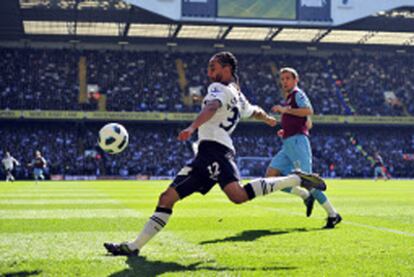 Assou- Ekotto, del Tottenham, centra en West Hart Line frente al West Ham