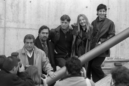 Presentación de la serie de televisión 'La virtud del asesino', en 1988. De izquierda a derecha, Sancho Gracia, Patxi Andión, Nacho Duato, Greta y Elvira Mínguez.