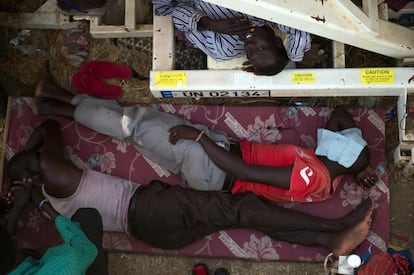 Refugios improvisados ​​en un campamento de desplazados en Juba, Sudán del Sur, 9 de enero de 2014.