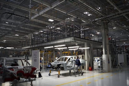 Un trabajador en la fábrica de BMW en San Luis Potosí (México), en abril de 2021.