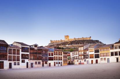 Del extraordinario castillo roquero, que alberga el Museo del Vino, a la Plaza del Coso (donde se encuentra el Aula de Arqueología), y de allí a una especie de ruta sacra por iglesias (hasta 18 ha llegado a reunir Peñafiel desde la Edad Media), conventos (hay tres) y ermitas (se conservan dos de las seis que están documentadas). La Casa de la Ribera, casona tradicional del XVI, ayuda a entender la vida en estas tierras vallisoletanas a finales del XIX y principios del XX.