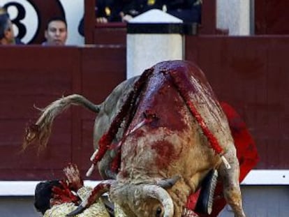 El diestro Rubén Pinar en la faena de muleta al primero de su lote durante el vigésimo segundo festejo de la Feria de San Isidro.