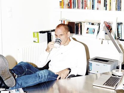 Yanis Varoufakis posa para ICON sorbiendo café, una de sus actividades predilectas, en su despacho en Atenas.