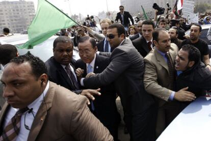PARTIDARIOS DE GADAFI CONTRA BAN KI-MOON. Seguidores del dictador libio Muamar el Gadafi intentaron agredir ayer, en El Cairo, al secretario general de Naciones Unidas, Ban Ki-moon, cuando abandonaba la sede de la Liga Árabe.