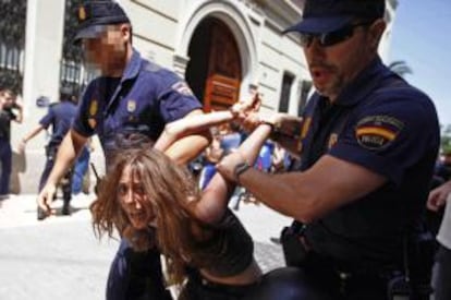 Una chica detenida frente a las Cortes valencianas.