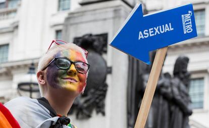 Una mujer sostiene una pancarta en defensa de la asexualidad durante las fiestas del Orgullo en Londres en 2017.