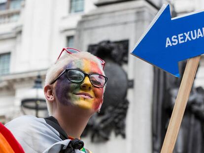 Una mujer sostiene una pancarta en defensa de la asexualidad durante las fiestas del Orgullo en Londres en 2017.