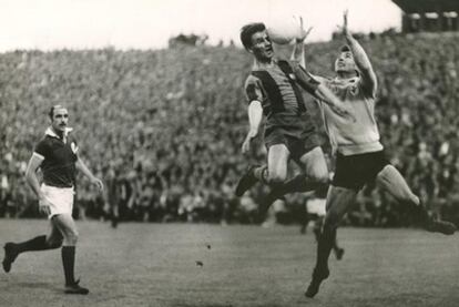 Koccis, capitán del FC Barcelona, cabecea el balón ante el portero Costa Pereira durante la final de la Copa de Europa de fútbol, Barcelona 2- Benfica 3, disputada en Berna.