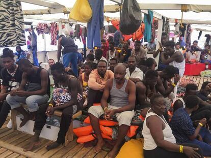 Migrantes rescatados en el Mediterráneo a bordo del barco humanitario 'Open Arms'.
