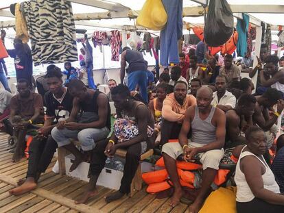 Migrantes rescatados en el Mediterráneo a bordo del barco humanitario 'Open Arms'.