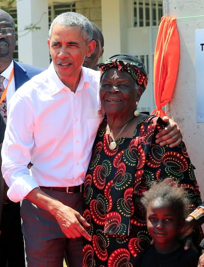 Cuando el presidente Obama, todavía como presidente, visitó Kenia en 2015, no pudo acudir al pueblo de su padre por razones de seguridad. Entonces prometió volver. En la imagen el expresidente abraza a la matriarca de la familia, Sarah Obama.