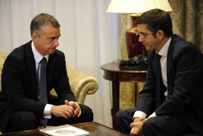 Iñigo Urkullu y Patxi López, durante la reunión que mantuvieron ayer en Ajuria Enea.