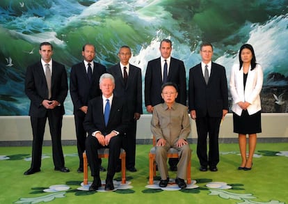 El expresidente de EE UU, Bill Clinton, y Kim Jong-il, en una imagen facilitada por la Agencia Central de Noticias de Corea, durante una visita de Clinton a Corea del Norte, en agosto de 2008, para mediar en la liberación de dos periodistas norteamericanas detenidas por haber entrado ilegalmente en el país.