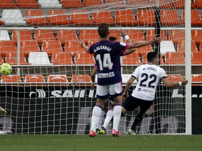 Maxi Gómez marca el primero de sus dos goles ante el Valladolid este domingo en Mestalla.