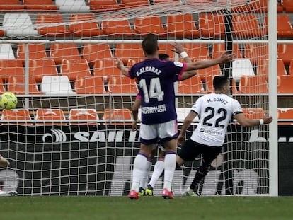 Maxi Gómez marca el primero de sus dos goles ante el Valladolid este domingo en Mestalla.