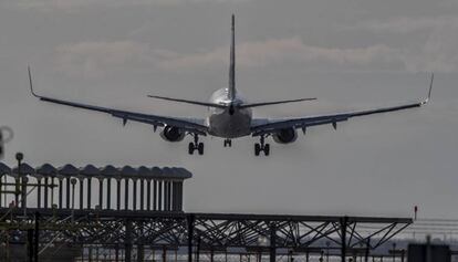 Un avió de Norwegian, a punt d'aterrar a l'aeroport del Prat.