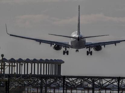 Un avió de Norwegian, a punt d'aterrar a l'aeroport del Prat.