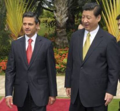 Fotografa cedida que muestra al presidente de mxico, Enrique Pe?a Nieto (i), en una ceremonia oficial de bienvenida junto a su contraparte de China, Xi Jinping (d) ayer sbado durante su visita a Sanya (China).