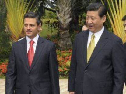 Fotografía cedida que muestra al presidente de méxico, Enrique Peña Nieto (i), en una ceremonia oficial de bienvenida junto a su contraparte de China, Xi Jinping (d) ayer sábado durante su visita a Sanya (China).
