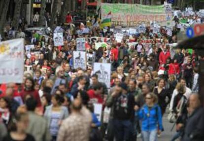 Asistentes a la marcha convocada por la Plataforma de Afectados por la Hipoteca (PAH)  entre la sede de la Asociación Española de Banca y la Audiencia Nacional para protestar por la "impunidad financiera y la estafa hipotecaria"