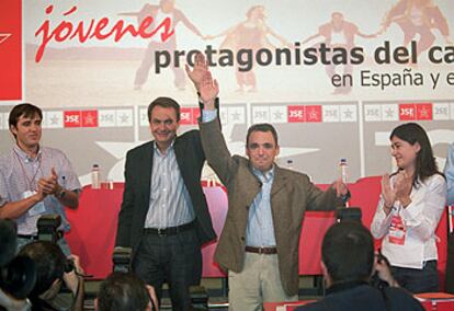 Zapatero y Rafael Simancas, ayer, en la clausura del congreso de las Juventudes Socialistas.