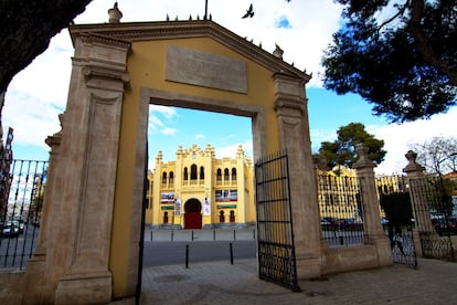 Explanada exterior de la plaza de toros de Albacete.