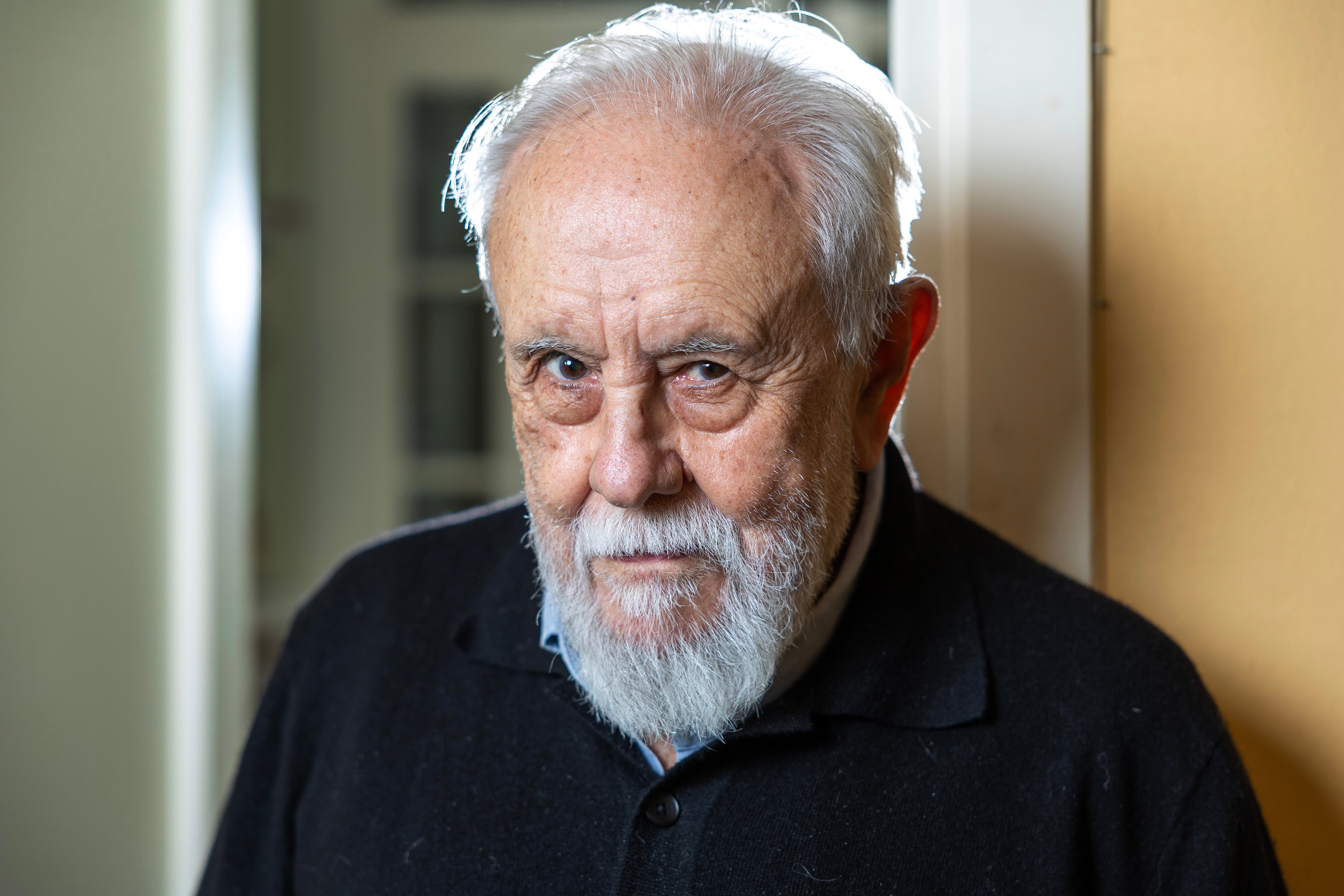 El director de cine, Gonzalo Súarez, en su casa de Madrid en febrero de 2026.