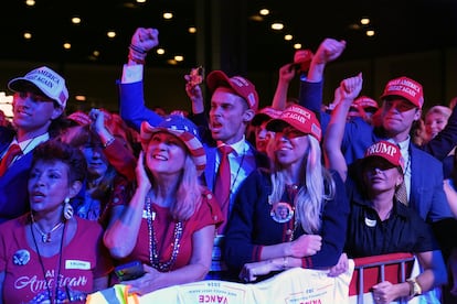 Euforia de los seguidores de Trump en la fiesta de Palm Beach, Florida, ante el avance del candidato republicano. 