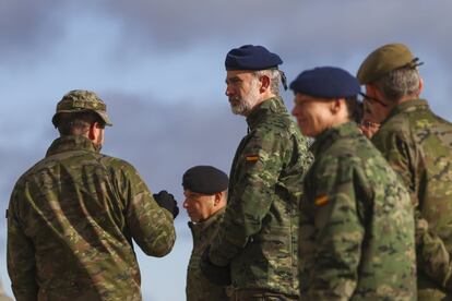 Felipe VI se ha desplazado este martes hasta el Centro Nacional de Adiestramiento San Gregorio, en Zaragoza, para presenciar un ejercicio de final de evaluación con fuego real en el que han participado alrededor de 150 militares y que sirve para evaluar las capacidades y materiales del ejército español.