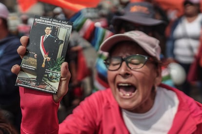 A Fujimori supporter outside the prison, waiting for his release.