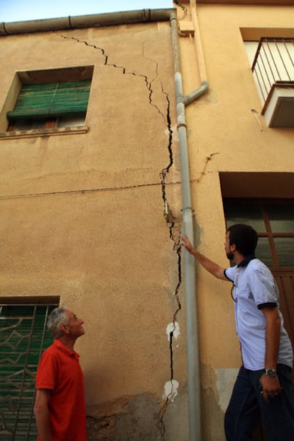 Grieta en la fachada de una casa de Barberà de la Conca.