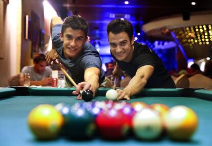 Marc Márquez y Dani Pedrosa en el hotel Sama Sama, cercano al circuito de Sepang, 72 horas antes de iniciarse el Gran Premio de Malasia.